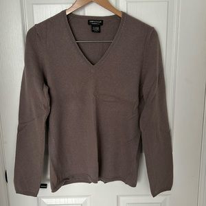 V-neck cashmere sweater. Taupe/mushroom colour.